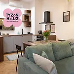 Tyzenhauz Siemiradzkiego Street 公寓